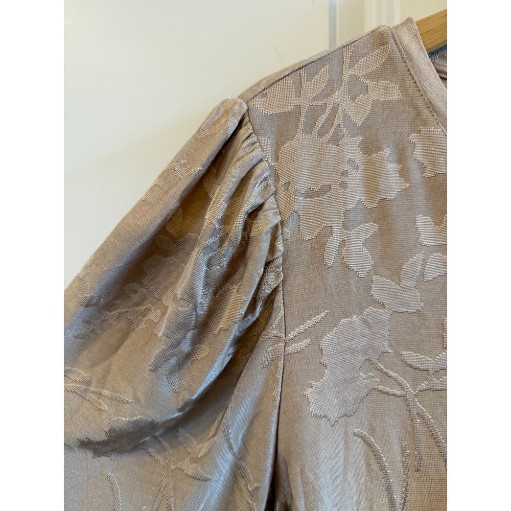 Chico's NWT Gold/Camel Floral V-Neck Puffed Bishop Sleeves Size 2 (12/L) Blouse - Picture 4 of 9